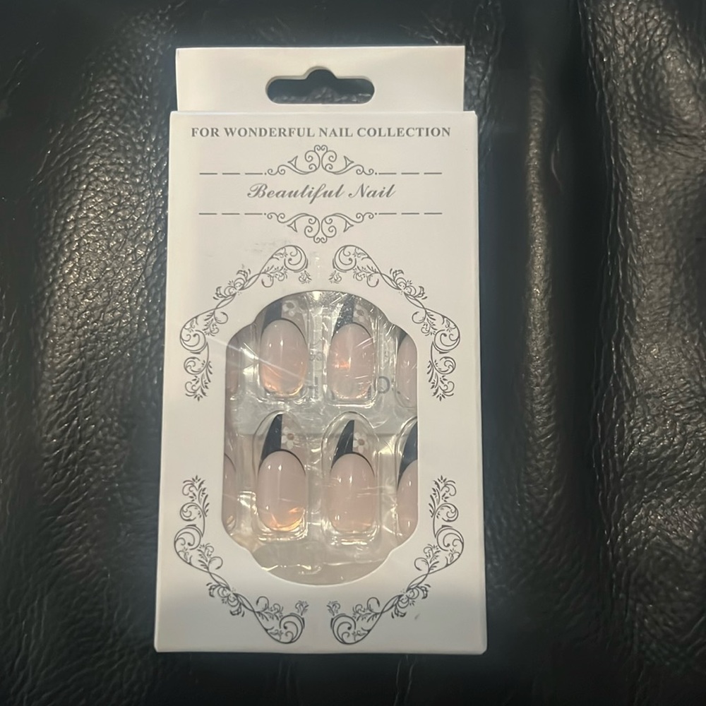 Beautiful Nail glue/press on nails, NWT